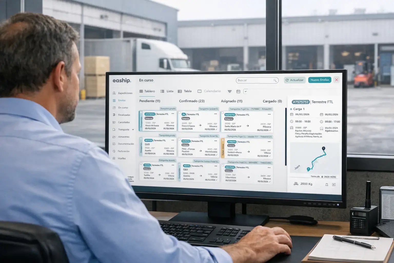responsable de logística usando software TMS en entorno industrial